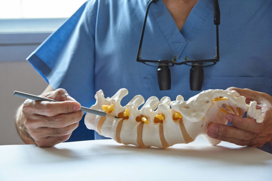 How to Recognize the Early Signs of Spinal Stenosis